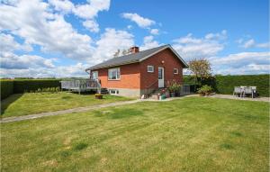 uma casa de tijolos com um grande quintal com um quintal em Amazing Home In Sams With Kitchen em Nordby