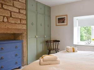 Ένα ή περισσότερα κρεβάτια σε δωμάτιο στο Front Row Cottage, River View