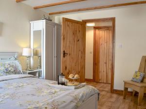 sypialnia z łóżkiem z tacą w obiekcie Captains Cottage w mieście Allonby