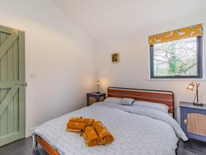 - une chambre avec un grand lit et une fenêtre dans l'établissement Stars Special Sanctuary - Uk36785, à Sutton Valence