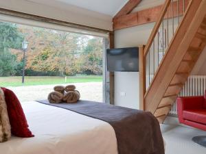 a bedroom with a bed with two teddy bears on it at CoachHouse in Acaster Malbis