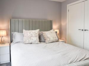 Postel nebo postele na pokoji v ubytování Woodgate Cottage