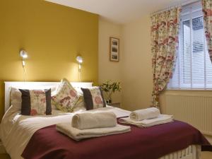 Una cama o camas en una habitación de The Garden Apartment - Uk32517