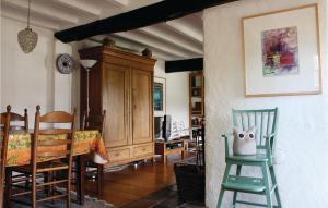 許爾彭的住宿－2 Bedroom Beautiful Home In Gulpen，用餐室配有椅子和餐桌
