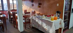 una mesa con comida y bebidas en un restaurante en Hostal Rumi Huasi, en Chachapoyas