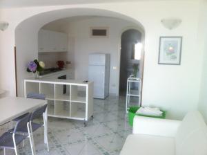 a kitchen and living room with a table and chairs at Palazzo Damelio in Scala