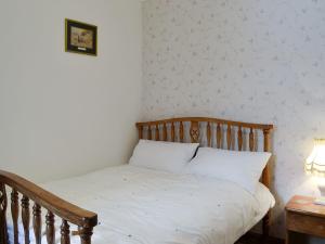 Een bed of bedden in een kamer bij Old Stable Cottage
