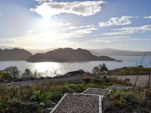 Blick auf einen Wasserkörper mit Bergen im Hintergrund in der Unterkunft Mango Ponys Bothy - Uk31959 in Dibaig