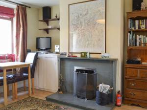una sala de estar con chimenea y un mapa en la pared en Causey View, en Keswick