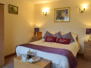 a bedroom with a bed with red pillows on it at Quiet in Whauphill