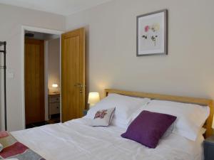 Ένα ή περισσότερα κρεβάτια σε δωμάτιο στο Brynllefrith Farmhouse