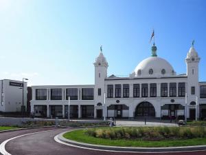 een groot wit gebouw met een vlag erop bij Bay View in Whitley Bay