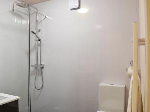 La salle de bains est pourvue d'une douche, de toilettes et d'une porte en verre. dans l'établissement Roosters Rest - Uk31826, à Rimington
