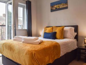 1 dormitorio con 1 cama con toallas en Harlie House en Whitby