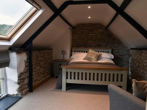 Katil atau katil-katil dalam bilik di Strawberry Cottage