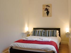 a bedroom with a large bed with two lamps at Katellen Cottage in Threlkeld