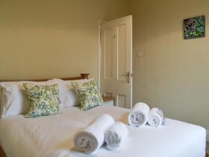 een slaapkamer met een bed met handdoeken erop bij Beachcomber Corner in Lytham St Annes