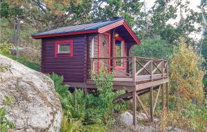 Ce chalet en bois dispose d'une terrasse couverte et d'un balcon. dans l'établissement Lovely Home In Grdinge With Sauna, à Sibble