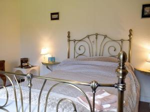 1 dormitorio con 1 cama con marco de metal en Kinverley, en Evenjobb
