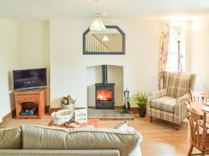 a living room with a couch and a fireplace at Uk34913 - Bwlchgraig Fach in Nantcwnlle