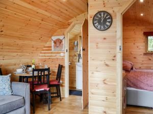 una habitación con una mesa y un reloj en la pared en Mountain View - Uk34179 en Cilycwm