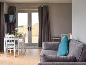 a living room with a couch and a table at Badger Lodge - Uk30603 in Pidley