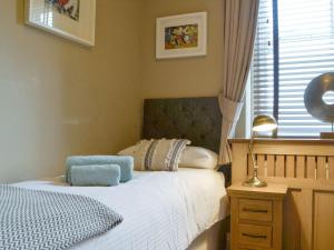 sypialnia z 2 łóżkami i oknem w obiekcie The Apartment w mieście Brecon