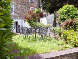 un grupo de sillas y una mesa en un jardín en Church Street 17 en Salcombe