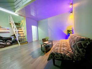 a room with a bed and a purple ceiling at Cúc cu Homestay 3 in Kiến An