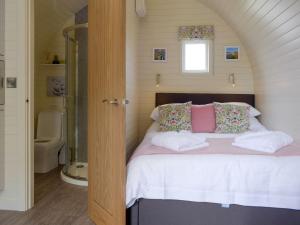 una camera da letto con un grande letto e una finestra di Cain Pod Vip a Llanfyllin