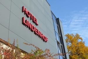 una señal en el lateral de un edificio en Hotel Lindenhof Bad Schandau en Bad Schandau