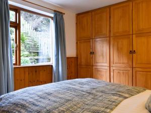 een slaapkamer met een bed en een raam bij Bell Hill Cottage in Lindale