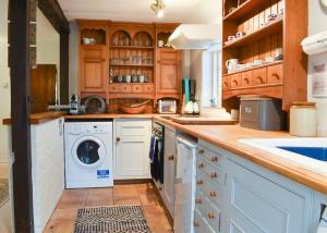 A kitchen or kitchenette at Yew Tree Cottage