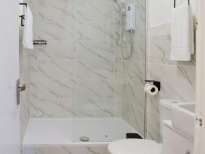 Cairnsmore - Uk34533 في نيوتن ستيوارت: حمام أبيض مع دش ومرحاض