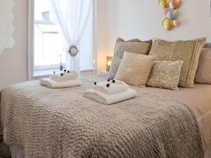 牛頓史都華的住宿－Cairnsmore - Uk34533，卧室配有2条白色毛巾。