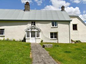 een wit huis met een pad dat er naar toe leidt bij Well Farmhouse - Uk11880 in North Tamerton