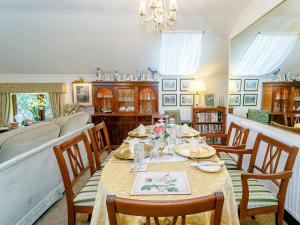 jadalnia ze stołem i krzesłami w obiekcie The Gatehouse-uk11836 w mieście Dronfield