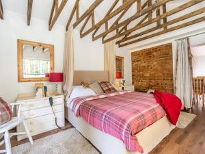 ein Schlafzimmer mit einem Bett und einer Ziegelwand in der Unterkunft The Little House In Hull in Hull