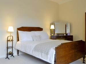 1 dormitorio con 1 cama y vestidor con espejo en Sauchenshaw Cottage, en Maryculter