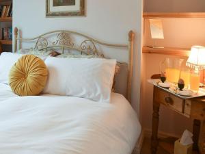 سرير أو أسرّة في غرفة في Sunnyside Cottage
