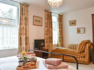 una camera con letto, divano e finestra di Sunnyside Cottage a Whitby