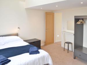 LutonにあるScrumpy Barn - Uk12014のベッドルーム1室(青いタオル付きのベッド1台付)