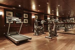 Fitness centrum a/nebo fitness zařízení v ubytování Plaza Tour Eiffel
