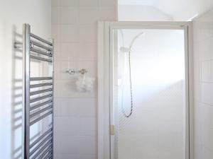 W łazience znajduje się prysznic ze szklanymi drzwiami. w obiekcie Garden Cottage w mieście Icklesham