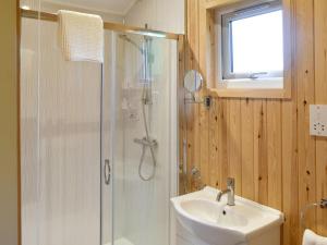 uma casa de banho com um chuveiro e um lavatório. em Shepherds Hut 1 At Laddingford - Uk32531 em Yalding