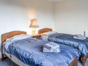 Un pat sau paturi într-o cameră la Ardencaple No 2