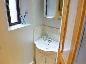 La salle de bains est pourvue d'un lavabo et d'un miroir. dans l'établissement Owls Rest, à Burley in Wharfedale