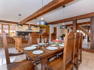 una sala da pranzo e una cucina con tavolo e sedie in legno di Olive Lodge a Melbourne