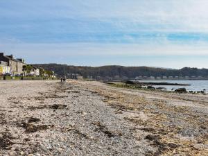 een strand met een rotsachtige kustlijn en het water bij Osocozee in Millport