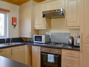 Dapur atau dapur kecil di Lodge C- Uk33089